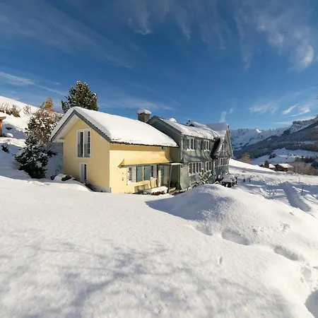 Undereggli アパート *